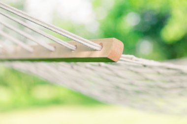 Ağaçların arasında beyaz hamak