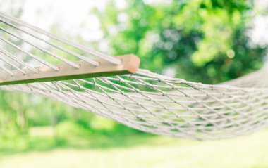 Ağaçların arasında beyaz hamak