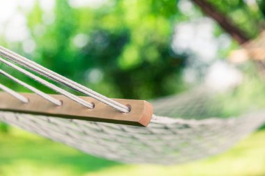 Ağaçların arasında beyaz hamak