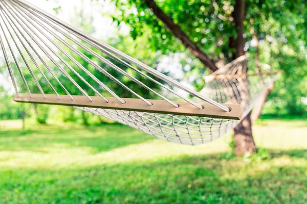 Weiße Hängematte zwischen den Bäumen — Stockfoto