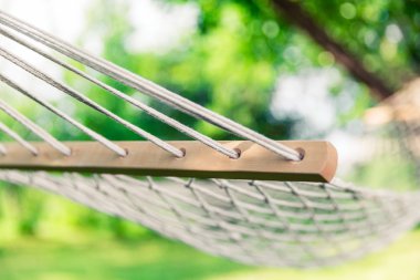 Ağaçların arasında beyaz hamak