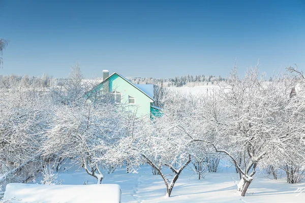Landshus efter snöfall — Stockfoto