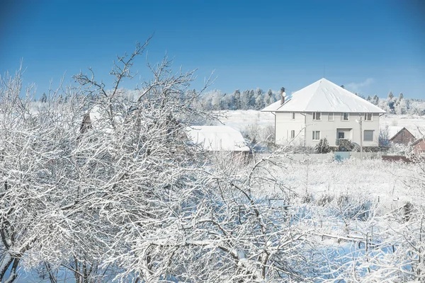 雪が降った後のカントリーハウス — ストック写真