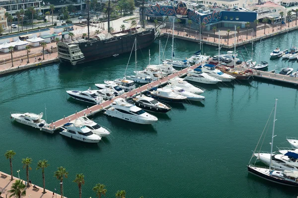 Alicante, Španělsko - září 2015: Pobřeží a přístav — Stock fotografie