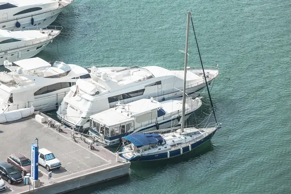 Аликанте, Испания - СЕНТЯБРЬ 2015: Яхты и лодки в Марина — стоковое фото