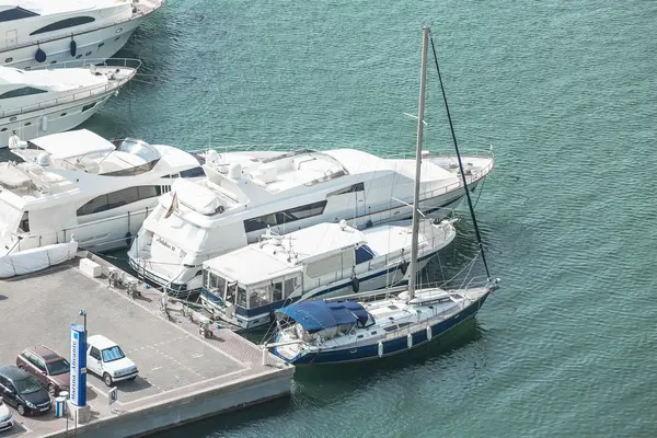 Alicante, Espanha - SETEMBRO 2015: Iates e barcos em Marina — Fotografia de Stock