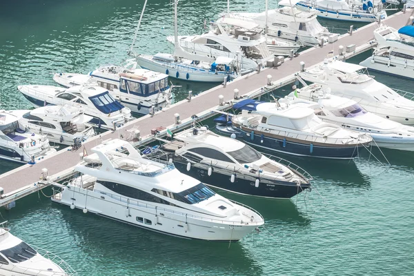 Alicante, Espanha - SETEMBRO 2015: Iates e barcos em Marina — Fotografia de Stock