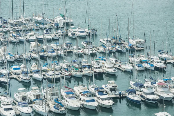 Alicante, Espanha - SETEMBRO 2015: Iates e barcos em Marina — Fotografia de Stock