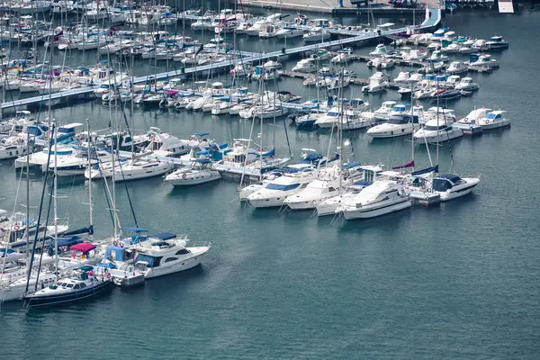 Alicante, Spanje - September 2015: Jachten en boten in de jachthaven — Stockfoto