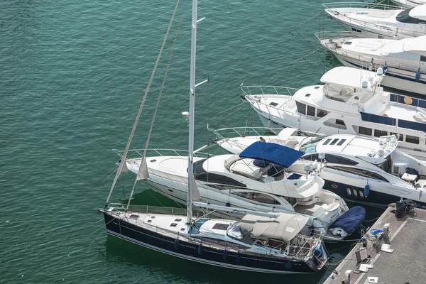 Alicante, España - SEPTIEMBRE 2015: Yates y barcos en Marina —  Fotos de Stock