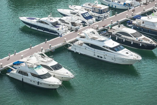 Alicante, Espagne - SEPTEMBRE 2015 : Yachts et bateaux à Marina — Photo