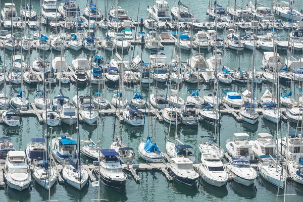 Alicante, Spanje - September 2015: Jachten en boten in de jachthaven — Stockfoto