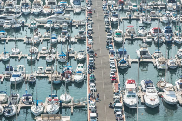 Alicante, Espanha - SETEMBRO 2015: Iates e barcos em Marina — Fotografia de Stock