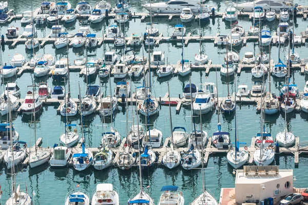 Alicante, Spanje - September 2015: Jachten en boten in de jachthaven — Stockfoto