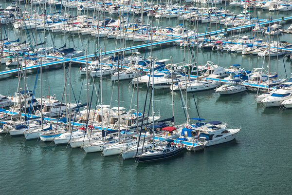 Аликанте, Испания - СЕНТЯБРЬ 2015: Яхты и лодки в Марина

