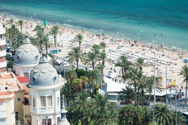 Alicante, İspanya - Eylül 2015: Kıyı ve liman