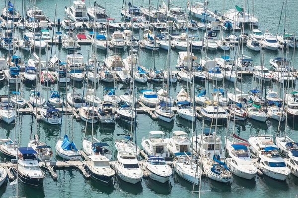 Alicante, Spanje - September 2015: Jachten en boten in de jachthaven — Stockfoto