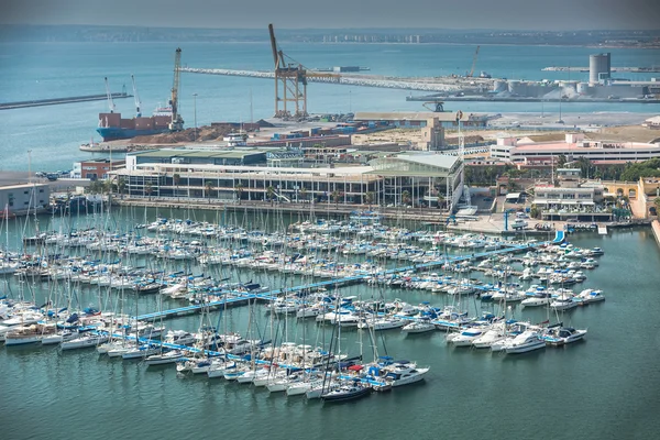 Alicante, Spanien - September 2015: Yachter och båtar i Marina — Stockfoto