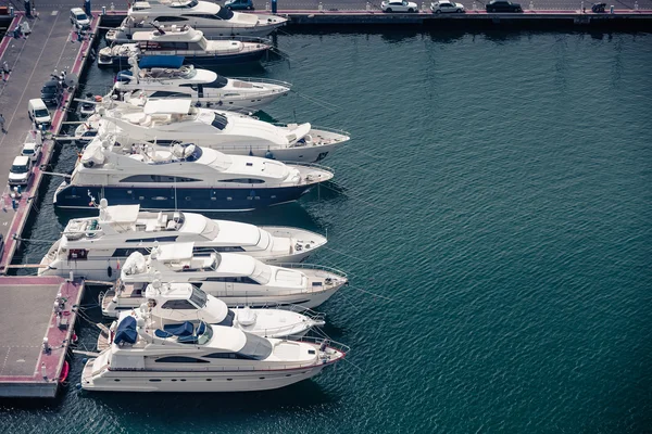 Alicante, Spanyolország - 2015 szeptember: Jachtok és hajók Marina — Stock Fotó