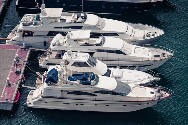 Alicante, Espanha - SETEMBRO 2015: Iates e barcos em Marina — Fotografia de Stock