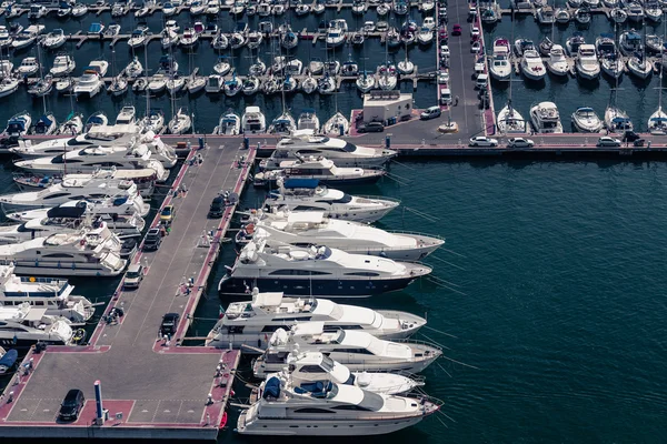Alicante, Spanje - September 2015: Jachten en boten in de jachthaven — Stockfoto