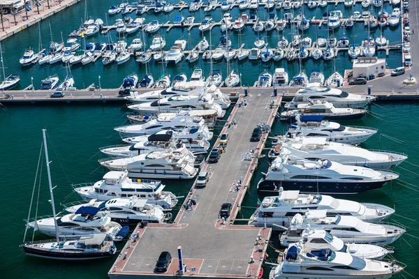 Alicante, Espanha - SETEMBRO 2015: Iates e barcos em Marina — Fotografia de Stock