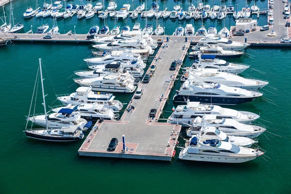 Alicante, spanien - september 2015: yachten und boote in marina — Stockfoto