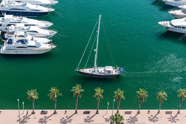 Alicante, Spanje - September 2015: Jacht in Marina — Stockfoto
