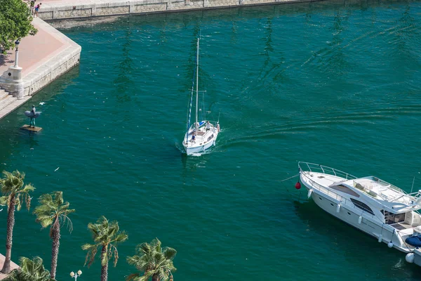 Alicante, Espanha - SETEMBRO 2015: Iate em Marina — Fotografia de Stock