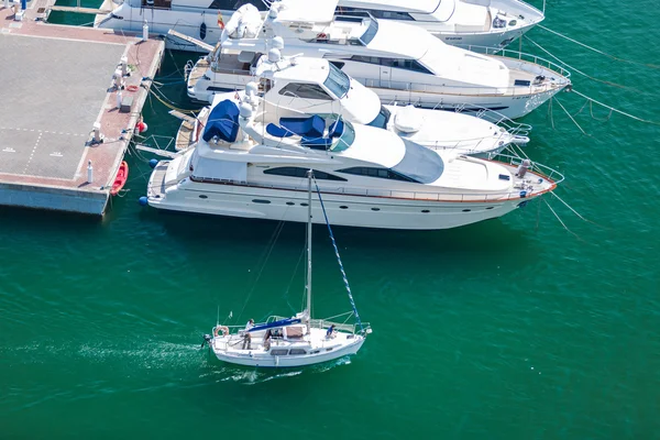 Alicante, Španělsko - září 2015: Jachty a lodě v Marina — Stock fotografie