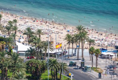 Alicante, İspanya - Eylül 2015: Kıyı ve liman