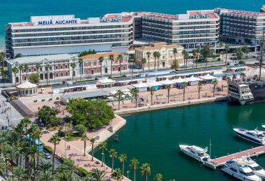 Alicante, İspanya - Eylül 2015: Kıyı ve liman