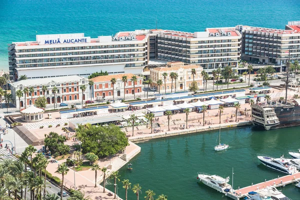 Alicante, Španělsko - září 2015: Pobřeží a přístav — Stock fotografie