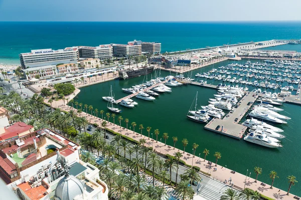 Alicante, Hiszpania - września 2015: Wybrzeże i port — Zdjęcie stockowe