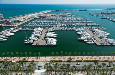 Alicante, İspanya - Eylül 2015: Kıyı ve liman