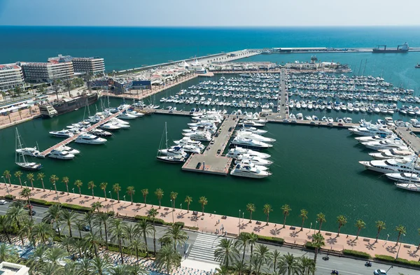 Alicante, Španělsko - září 2015: Pobřeží a přístav — Stock fotografie