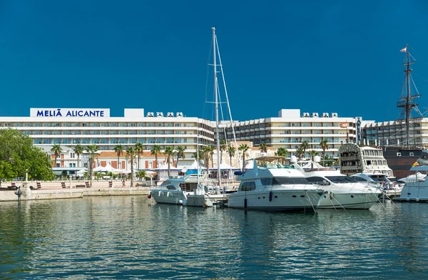 Alicante, Espanha - SETEMBRO 2015: Iates e barcos em Marina — Fotografia de Stock