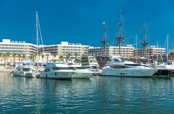 Alicante, Spanje - September 2015: Jachten en boten in de jachthaven — Stockfoto