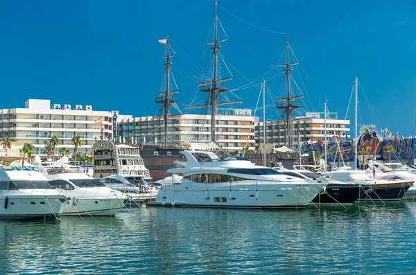 Alicante, Španělsko - září 2015: Jachty a lodě v Marina — Stock fotografie