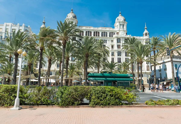 Alicante, Hiszpania - września 2015: Plac Plaza Puerta del Mar — Zdjęcie stockowe