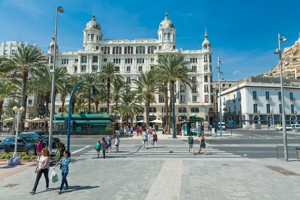 Alicante, Hiszpania - września 2015: Plac Plaza Puerta del Mar — Zdjęcie stockowe