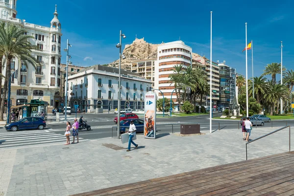 Alicante, Hiszpania - września 2015: Plac Plaza Puerta del Mar — Zdjęcie stockowe