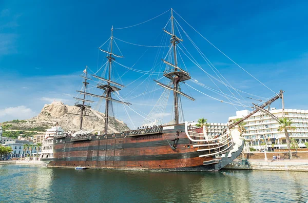 Afgemeerd galjoen Santisima Trinidad, Alicante, Spanje — Stockfoto