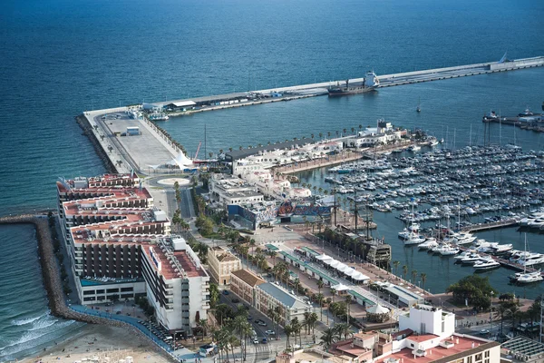 Alicante, Spanje - September 2015: De kust en de haven — Stockfoto