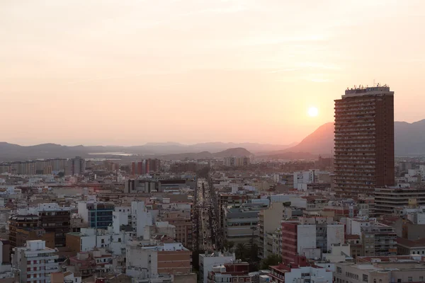 Alicante, Espagne - SEPTEMBRE 2015 : Vue sur la ville au coucher du soleil — Photo