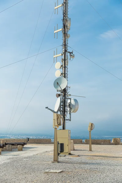 Torre de telecomunicações moderna — Fotografia de Stock