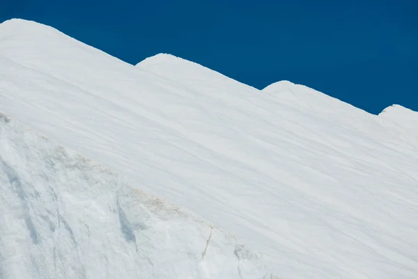 Pico de nieve blanca contra el cielo — Foto de Stock