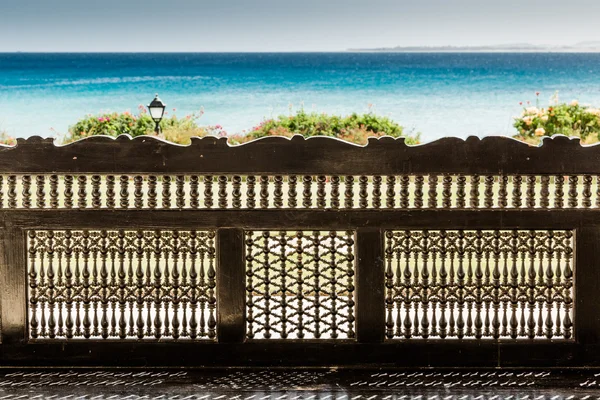 Banc sculpté de style arabe et la mer sur le dos — Photo