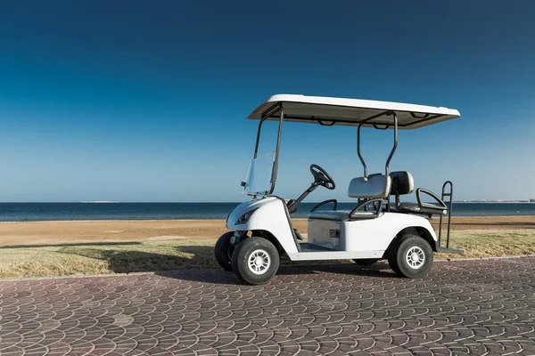 Carro elétrico de golfe branco na estrada — Fotografia de Stock