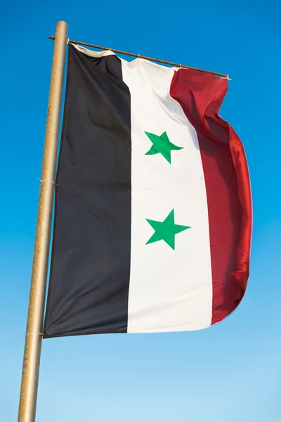 Εθνική σημαία της Συρίας στο κοντάρι σημαίας — Φωτογραφία Αρχείου